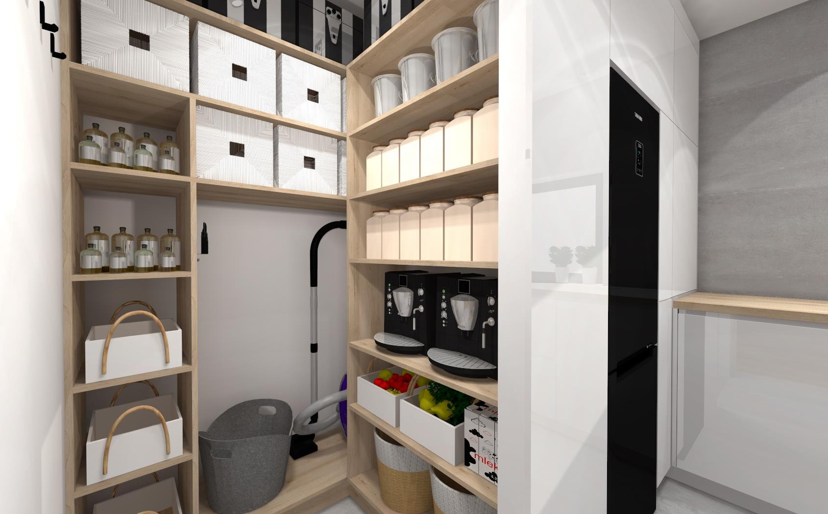 Spiżarnia z drewnianymi półkami, na których znajdują się pojemniki, słoiki, kosze oraz dwa ekspresy do kawy i odkurzacz.
