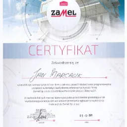 Certyfikat firmy Zamel z 2021 roku dla Jana Marcacika za udział w warsztatach on-line z zakresu instalacji i programowania urządzeń automatyki budynkowej, z widocznym logo firmy i datą wydania.