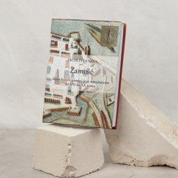 Mistallley - Książka o Zamościu autorstwa Jacka Feduszki z planem miasta na okładce, umieszczona na betonowym bloku.