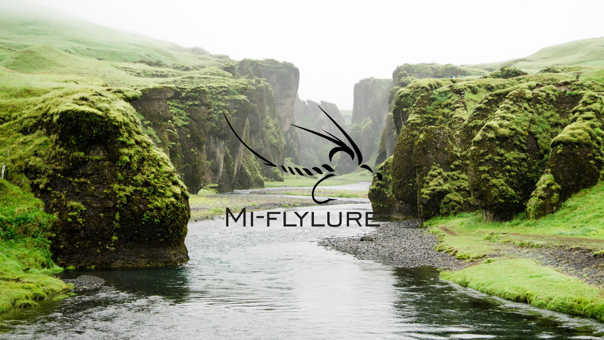 Logo firmy wędkarskiej Mi-Flylure na tle malowniczego kanionu z rzeką i bujną roślinnością, w tle mgła.