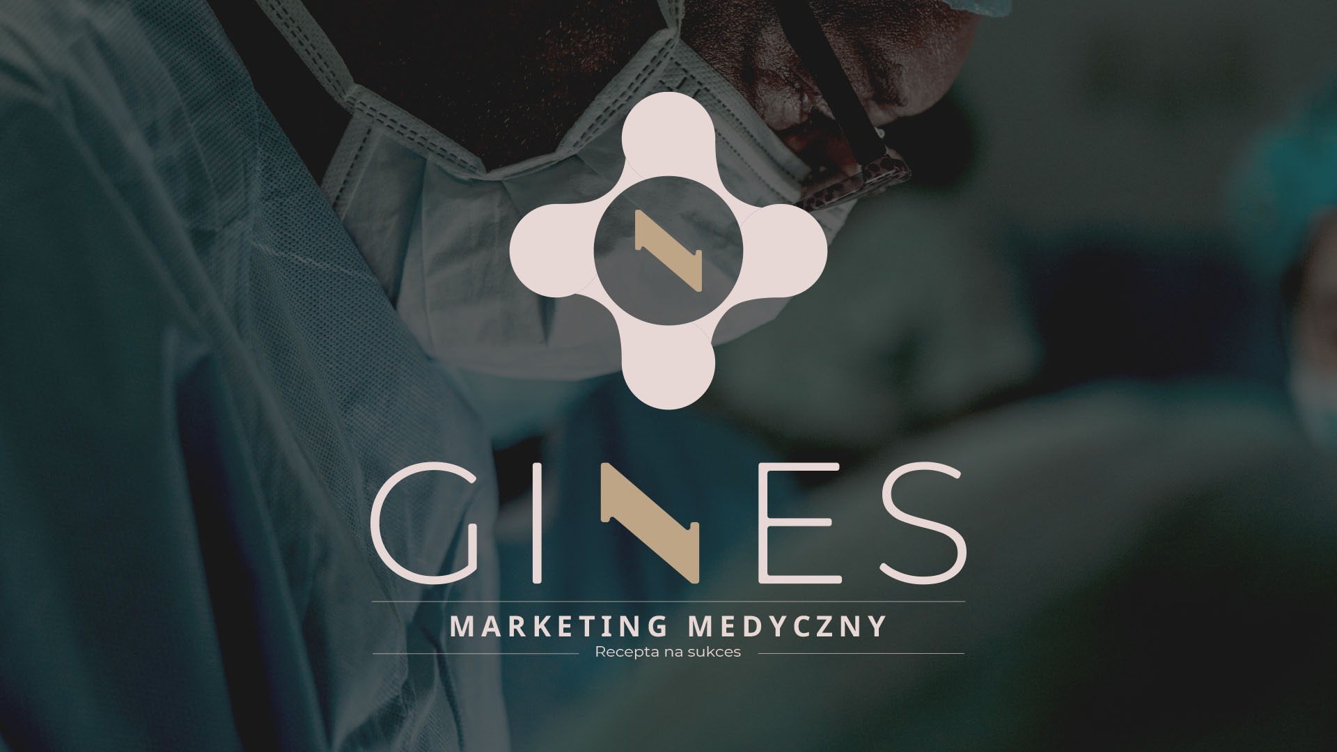 Grafika z logotypem firmy GINES Marketing Medyczny na tle osoby w stroju chirurgicznym i masce.