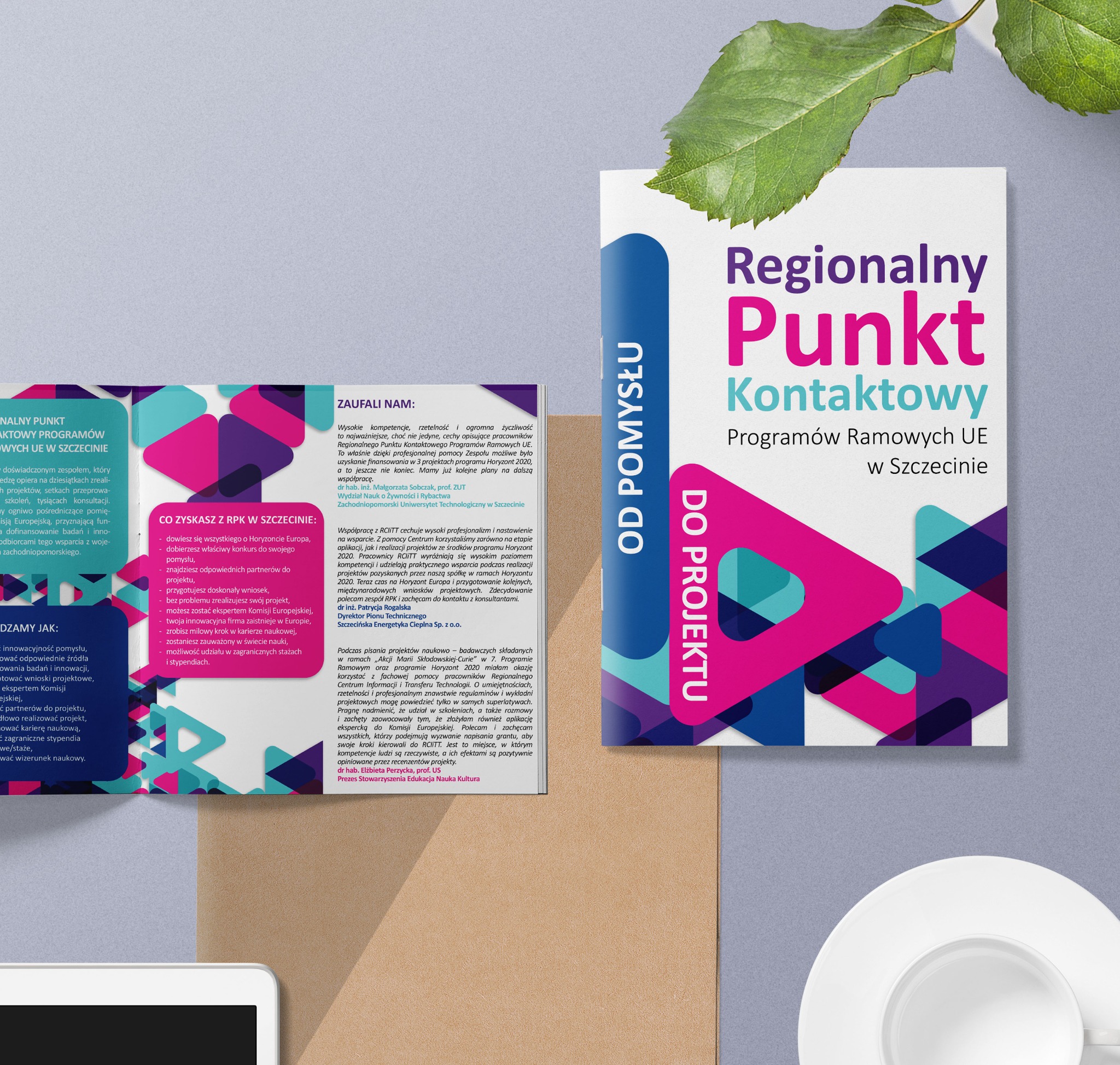 Ulotka informacyjna Regionalnego Punktu Kontaktowego Programów Ramowych UE w Szczecinie z hasłami 'Od pomysłu do projektu', leżąca obok filiżanki kawy i gałązki z zielonymi liśćmi.