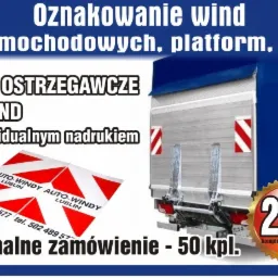 Grafika reklamowa prezentująca flagi ostrzegawcze do wind samochodowych z indywidualnym nadrukiem, obok widoczna ciężarówka z zamontowanymi flagami ostrzegawczymi, w tle niebieska plandeka...