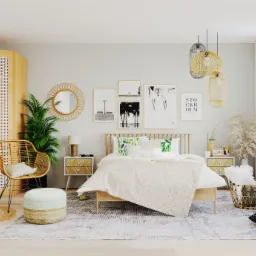 Jasna sypialnia w stylu boho z drewnianym łóżkiem, rattanowym fotelem, okrągłym lustrem i galerią czarno-białych plakatów na ścianie.