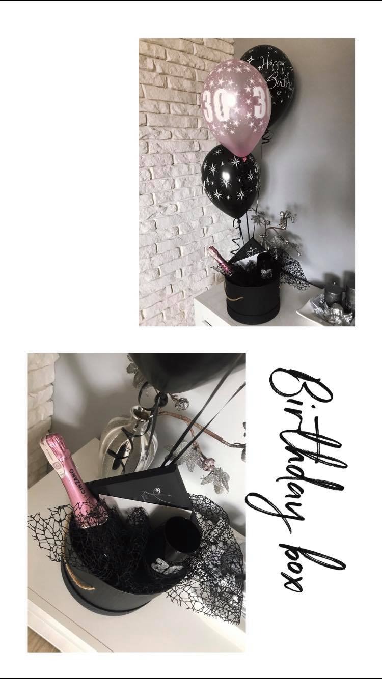 Zestaw prezentowy na 30 urodziny: czarne balony z gwiazdami, różowy balon z liczbą 30, butelka różowego wina Cinzano w czarnym pudełku z dekoracyjną siatką.