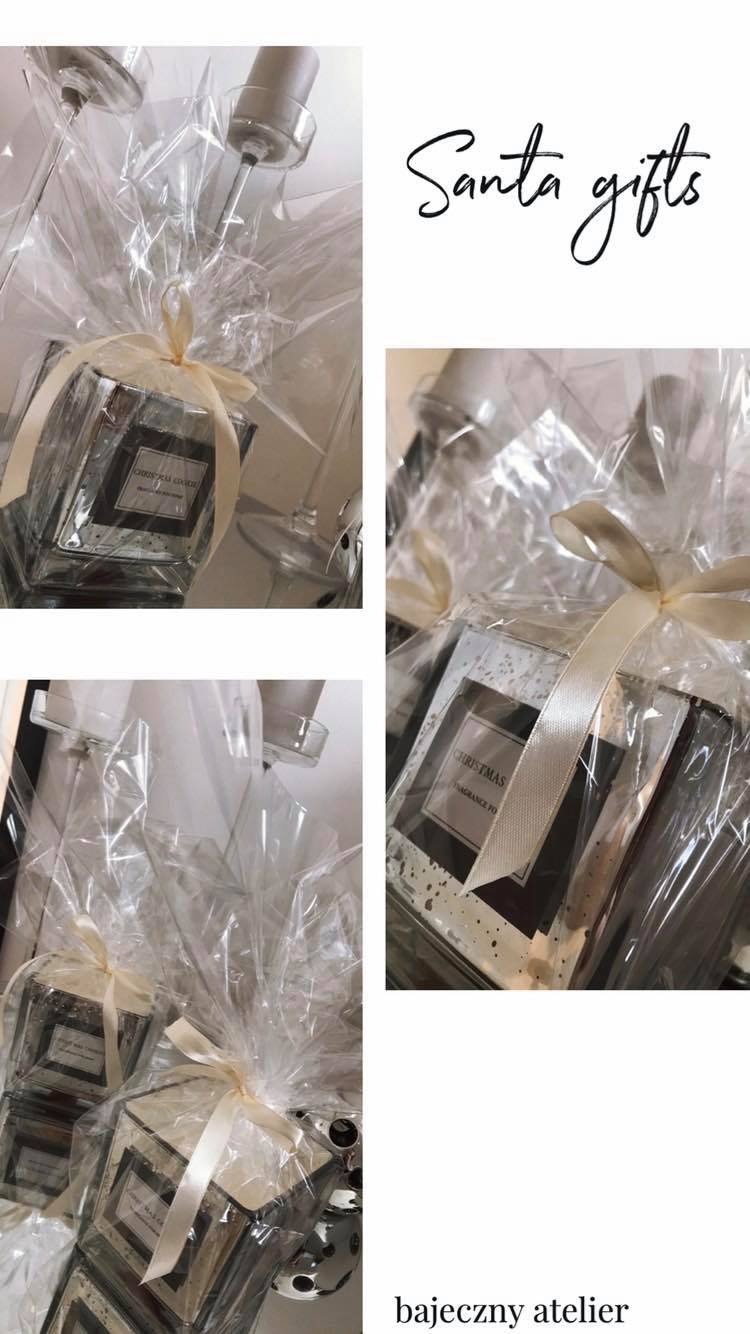 Dekoracyjny zestaw upominkowy: szklane świeczniki i zapach do wnętrz, zapakowane w celofan i przewiązane kremową wstążką, prezentowane w trzech ujęciach.