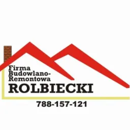 Logo firmy budowlano-remontowej z czerwonym motywem dachu i komina z cegieł oraz numerem telefonu.