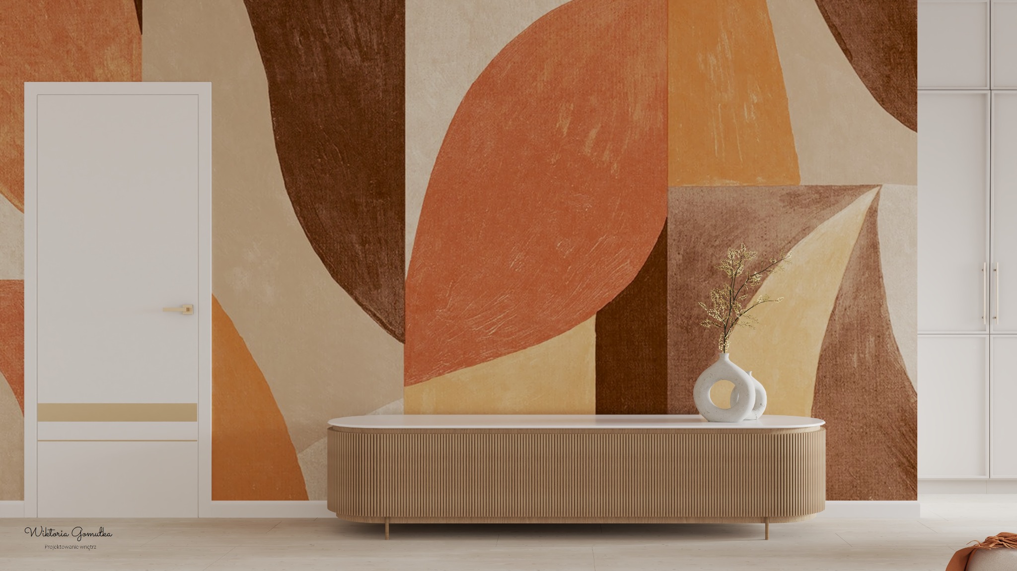 Wnętrze z abstrakcyjną tapetą w odcieniach brązu i beżu, białą szafką RTV z lamelami, minimalistycznym wazonem z suszonymi gałązkami, białą zabudową i drzwiami.