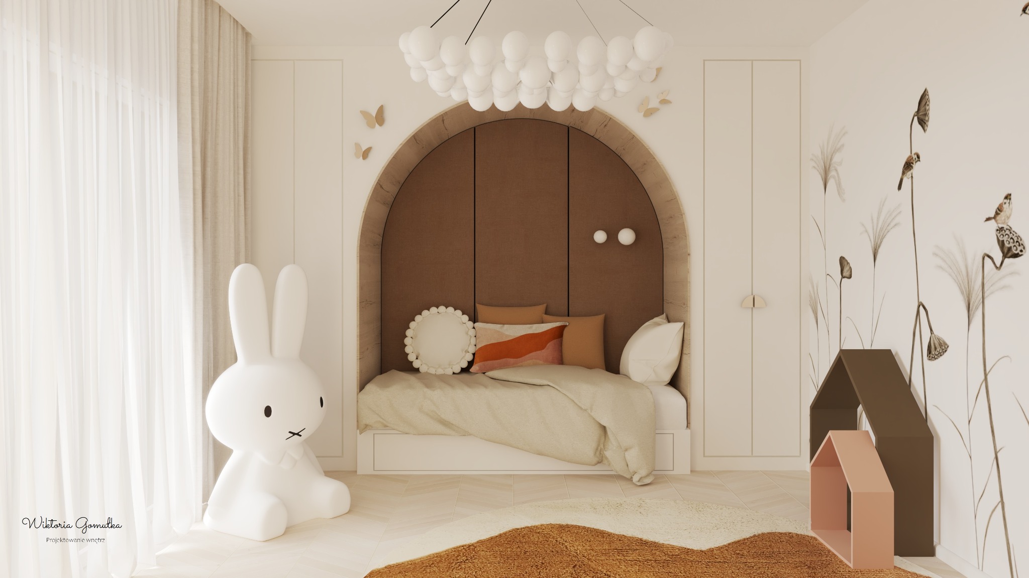 Pokój dziecięcy w Kołobrzegu z łóżkiem w niszy z zaokrąglonym wezgłowiem, lampą w kształcie królika Miffy i tapetą z motywem roślinnym.