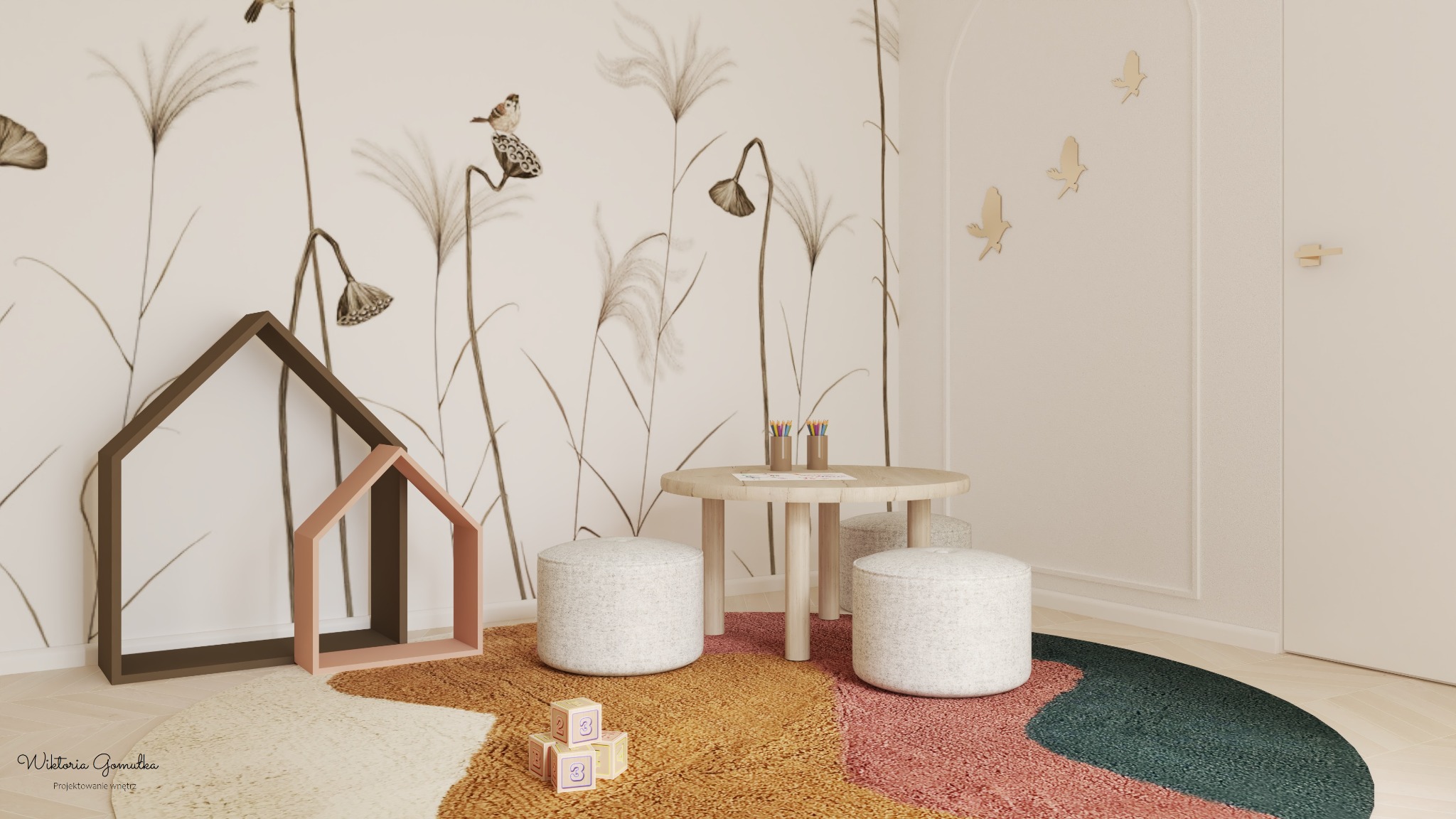 Pokój dziecięcy w neutralnych barwach z tapetą w trawy i ptaki, okrągły stolik z pufami, dywan w kolorowe fale i drewniane domki-półki.