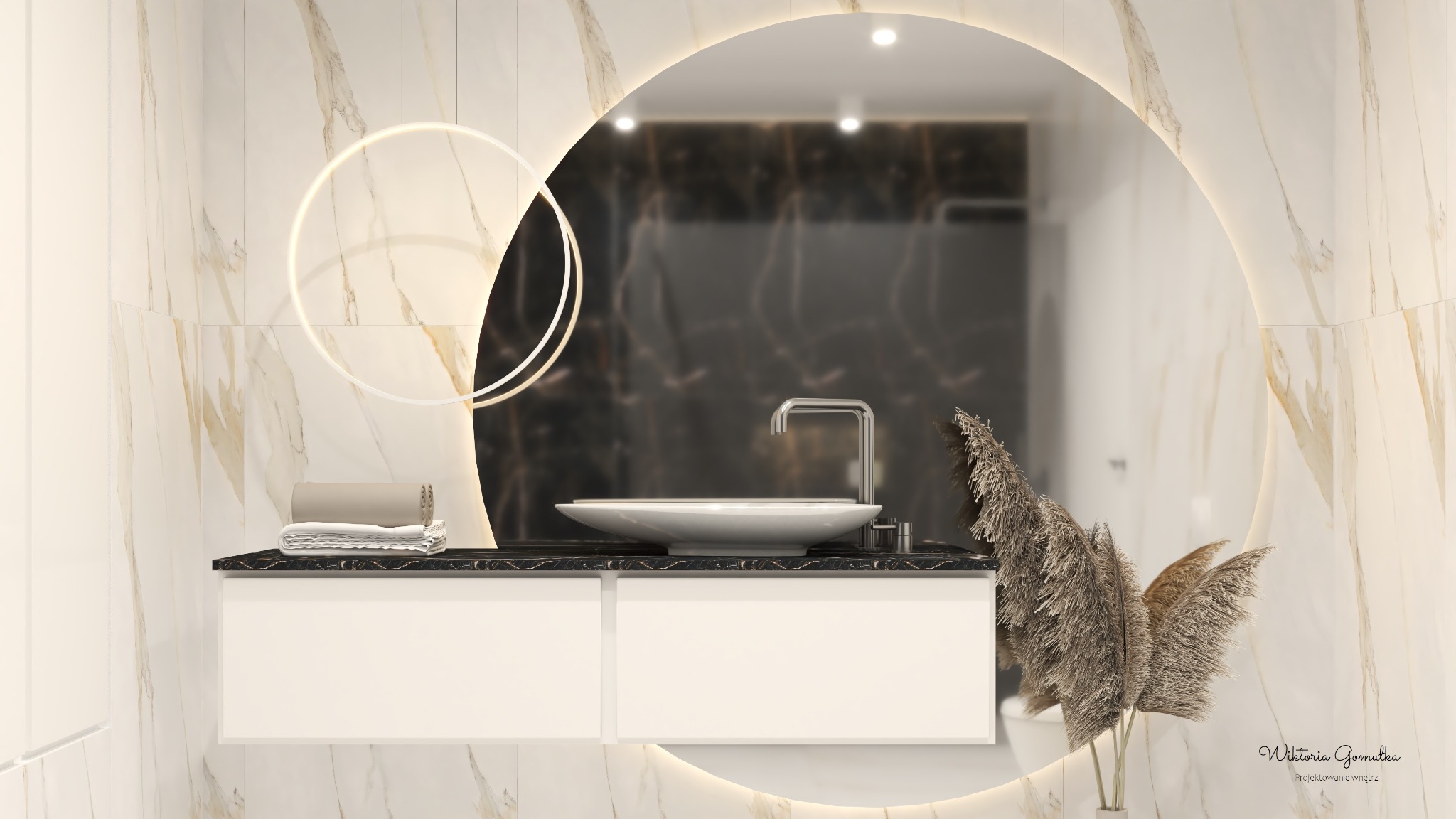 Elegancka łazienka z okrągłym lustrem z podświetleniem LED, białą umywalką nablatową na czarnym blacie i beżowymi ręcznikami, wykończona płytkami imitującymi marmur.