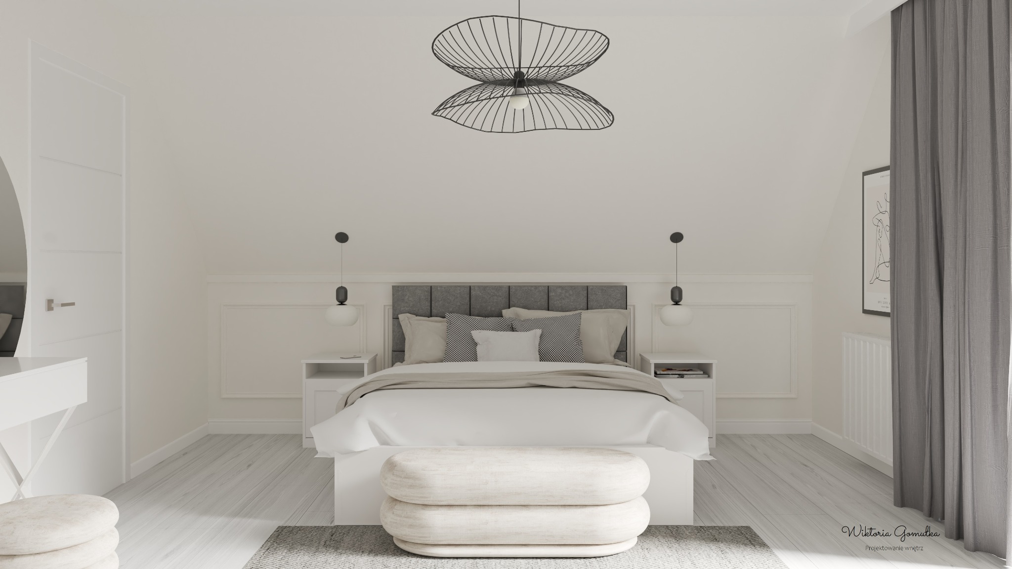 Jasna sypialnia na poddaszu z łóżkiem z szarym zagłówkiem, lampkami nocnymi i dekoracyjną lampą sufitową, uzupełniona pufą i szarą zasłoną.