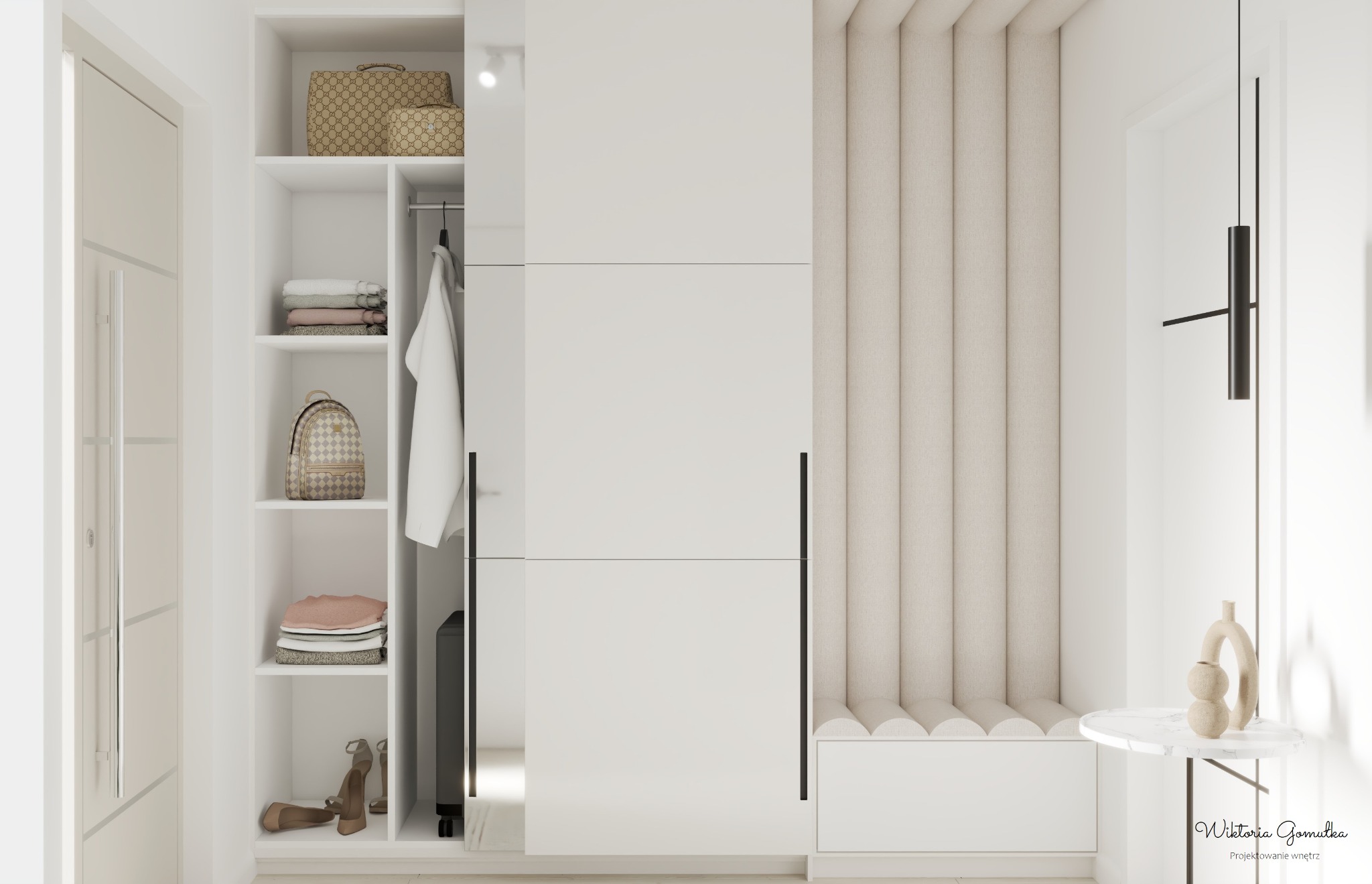 Wnętrze garderoby z białymi szafami, otwartymi półkami z ubraniami i torebkami, oraz panelem ściennym z siedziskiem i stolikiem z dekoracyjną lampą.