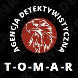 Logo agencji z wizerunkiem orła w czerwonym okręgu na czarnym tle, napis 'Agencja Detektywistyczna' w okręgu, poniżej nazwa 'T-O-M-A-R' dużymi białymi literami.