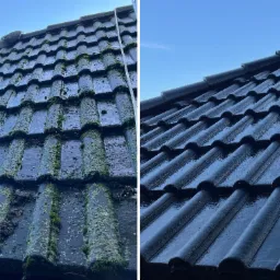 Porównanie dachu przed i po: po lewej stronie dach pokryty mchem i zabrudzeniami, po prawej czysty, ciemny dach z połyskującymi dachówkami pod błękitnym niebem.