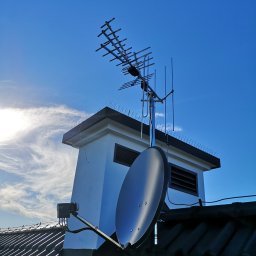 Montaż zestawu anten na dachu 