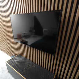 Montaż telewizora na ścianie z drewnianych lameli