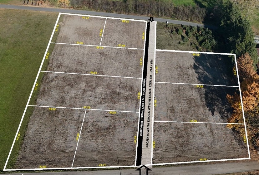 Widok z lotu ptaka na działki budowlane z naniesionymi wymiarami i planowaną drogą wewnętrzną, uzbrojenie terenu w media.