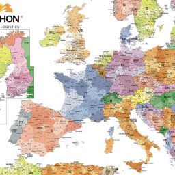 Duża podkładka na biurko z mapa kodową Europy oraz logo klienta. Na mapie mamy zaznaczony zakres mapy według wytycznych klienta. 