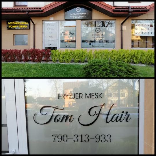 Fasada budynku z napisem 'Fryzjer Męski Tom Hair' na szybie, widoczne również logo 'MED-ESTETIC' nad wejściem.