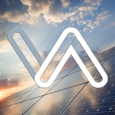 Panel słoneczny pod błękitnym niebem z chmurami, z nałożonym białym, geometrycznym logo w kształcie litery 'V' i 'A'.