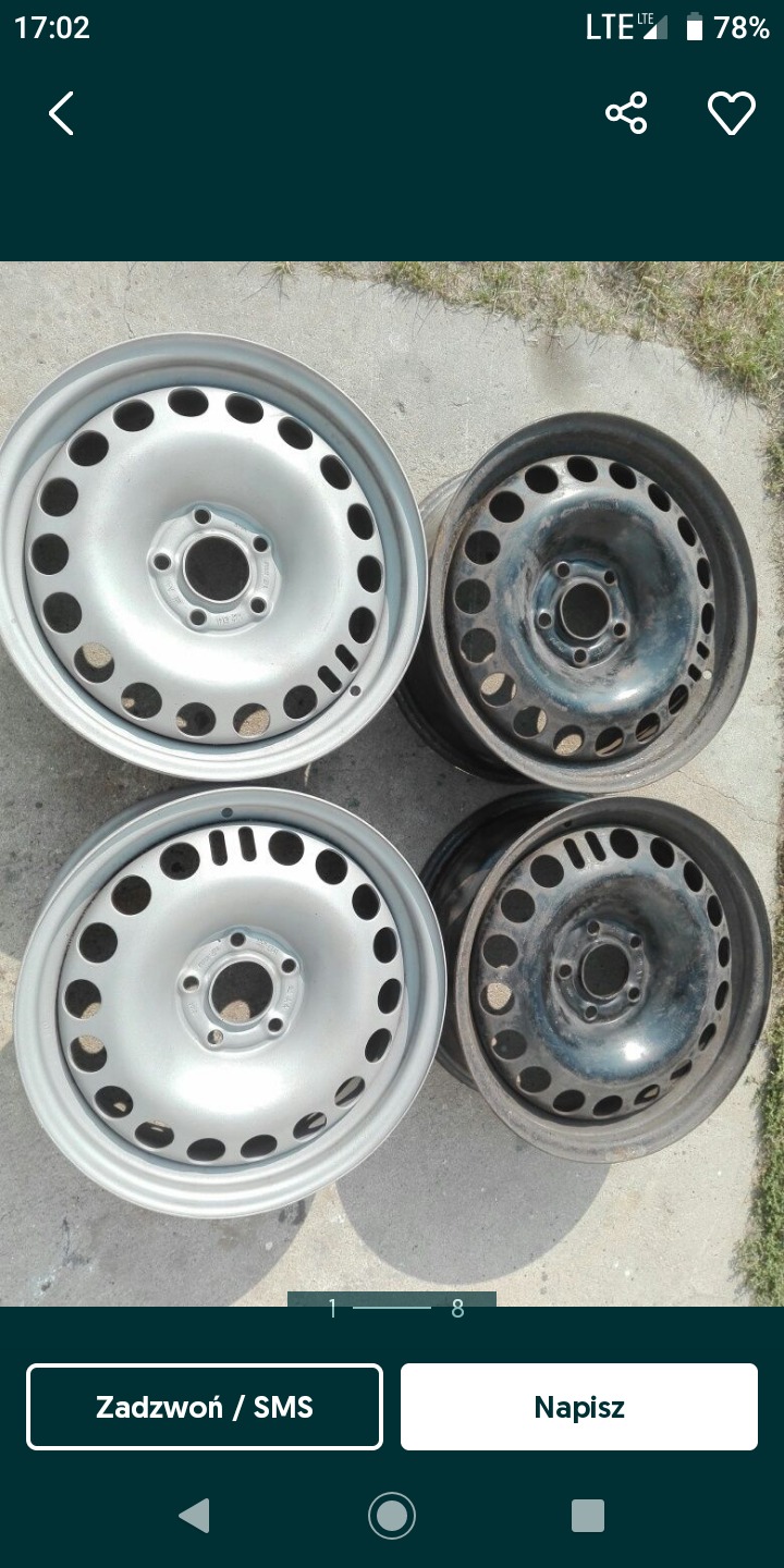 Cztery stalowe felgi samochodowe, dwie po lewej stronie w srebrnym kolorze, dwie po prawej stronie w kolorze ciemnoszarym, leżące na betonowej powierzchni w Parysowie.