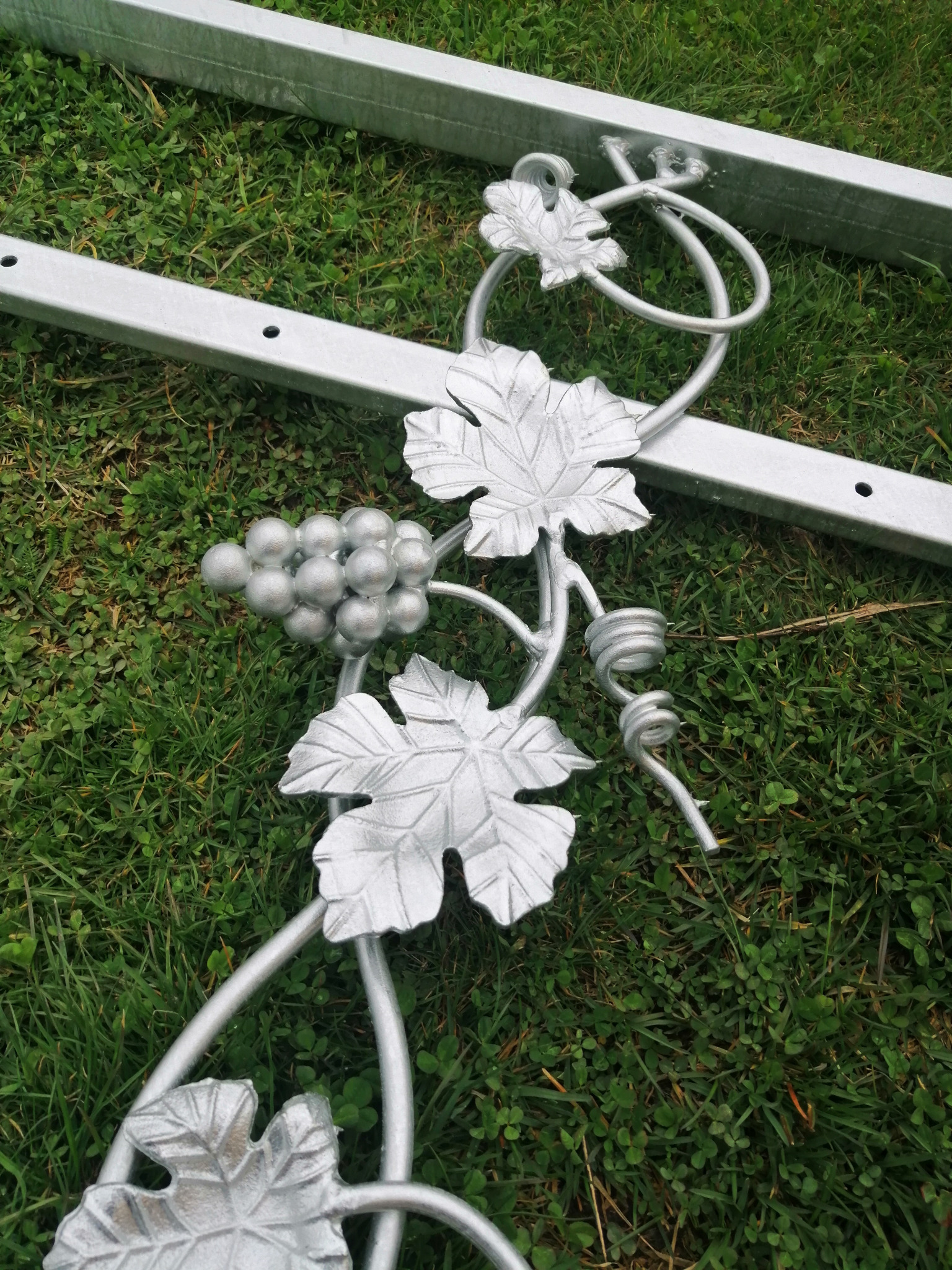 Balustrada z winogronem wypełniona deską kompozytową