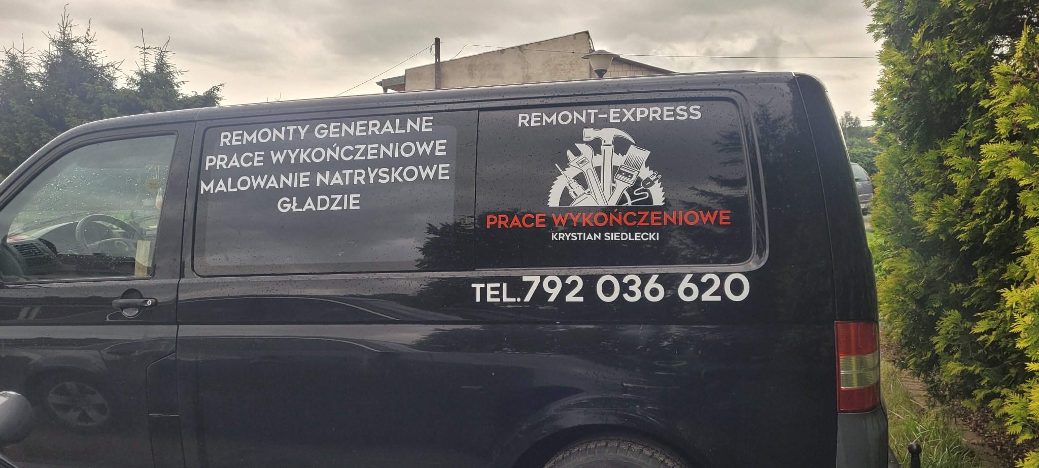 Czarny samochód dostawczy z reklamą firmy remontowej: Remonty generalne, prace wykończeniowe, malowanie natryskowe, gładzie, Remont-Express, Prace Wykończeniowe Krystian Siedlecki, numer telefonu.