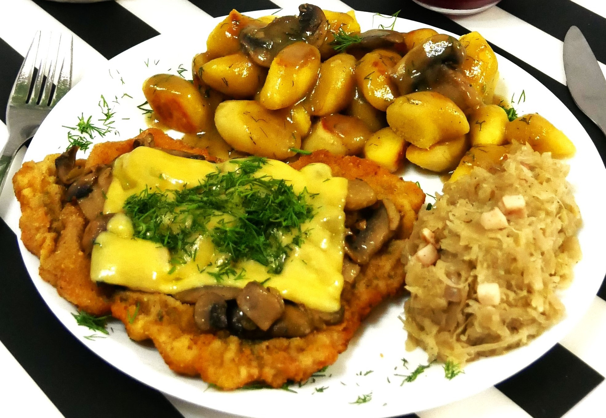 Schabowy z szagówkami i zasmażaną kapustą.