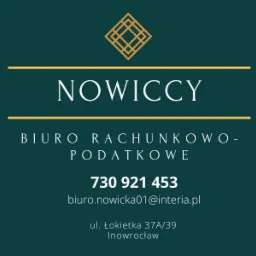 Wizytówka biura rachunkowo-podatkowego Nowiccy z numerem telefonu, adresem e-mail i adresem siedziby w Inowrocławiu na ciemnozielonym tle z geometrycznym logo.