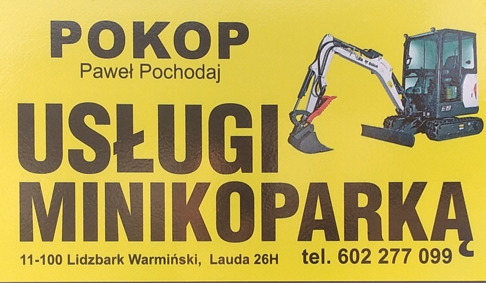 Żółta wizytówka firmy POKOP Paweł Pochodaj oferującej usługi minikoparką, z ilustracją minikoparki Bobcat i danymi kontaktowymi: adres Lidzbark Warmiński, numer telefonu.