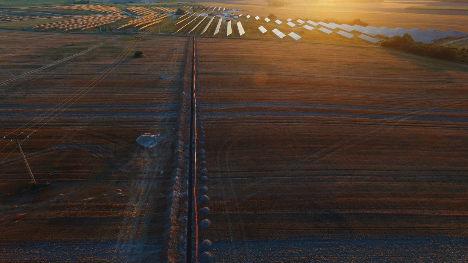 Wykop pod kabel na fermach paneli słonecznych