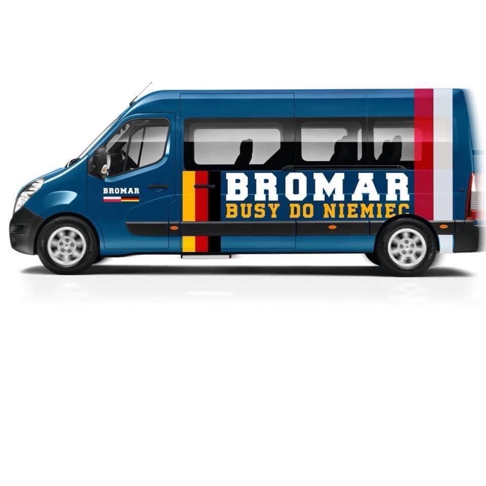 Niebieski bus firmy Bromar z grafiką flagi Niemiec i napisem 'BUSY DO NIEMIEC' na boku, widok z boku na białym tle.