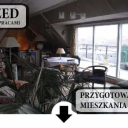 Zdjęcie przedstawia poddasze przed remontem, widoczne skośne sufity, okno balkonowe z widokiem na zewnątrz, meble w stylu retro, duża roślina doniczkowa na pierwszym planie, oraz nakładki graficzne...