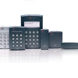 ROBKAM SERVICE Robert Kołak - Zestaw urządzeń kontroli dostępu Roger, w tym klawiatury numeryczne i czytnik kart zbliżeniowych, na białym tle z odbiciem.