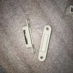 Element zamka z magnesem