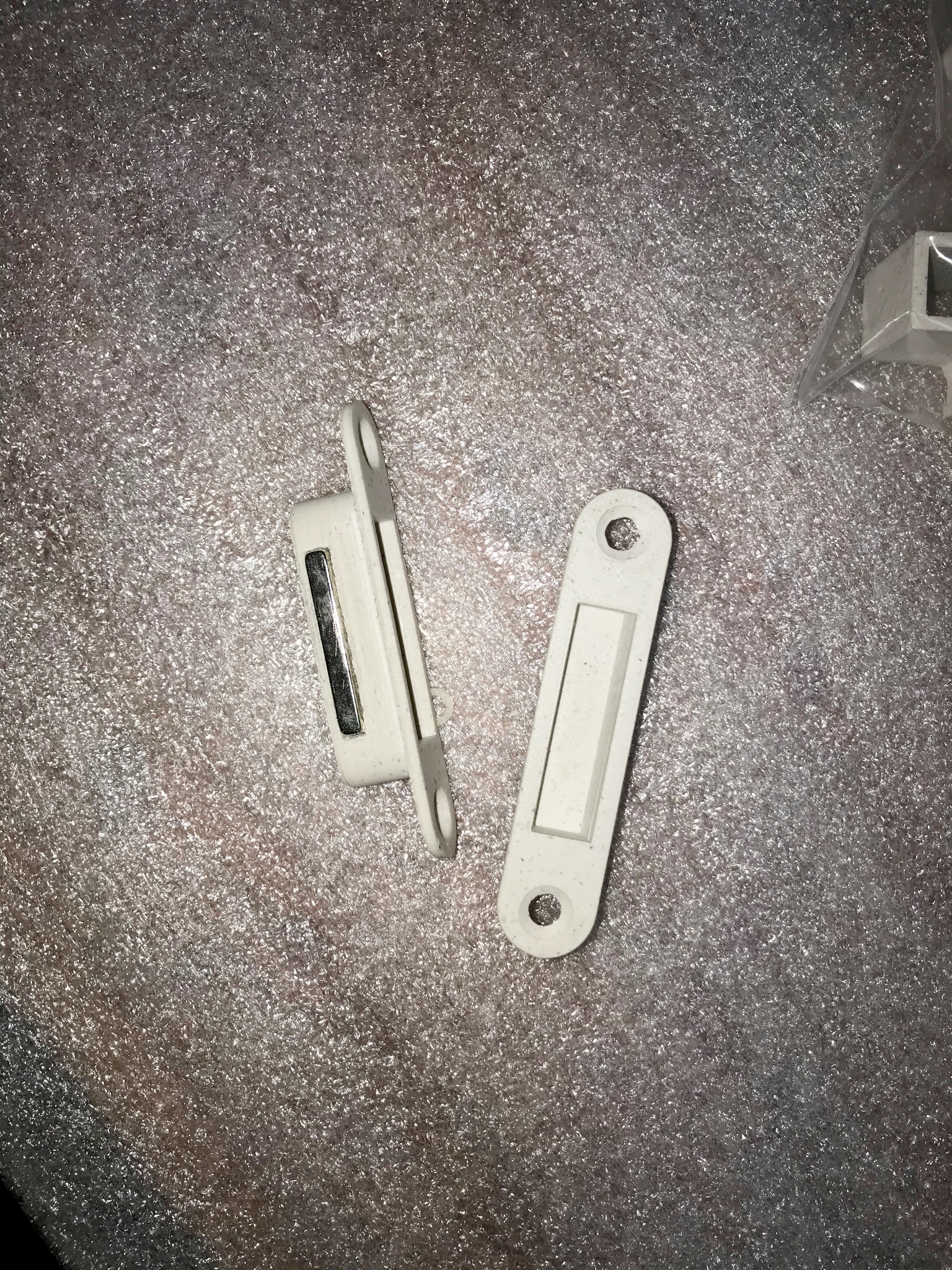 Element zamka z magnesem