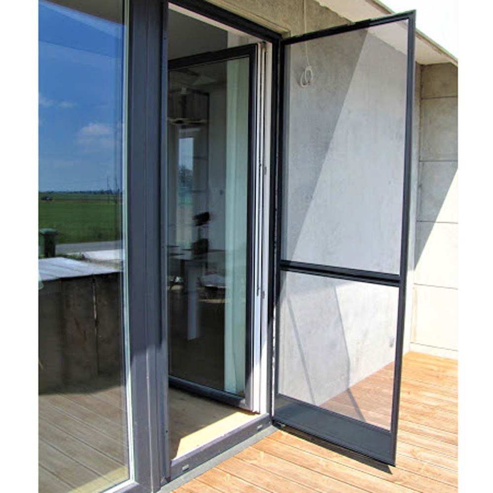 Otwarta moskitiera ramkowa w kolorze antracytowym, zamontowana na drzwiach tarasowych z widokiem na zielony krajobraz.