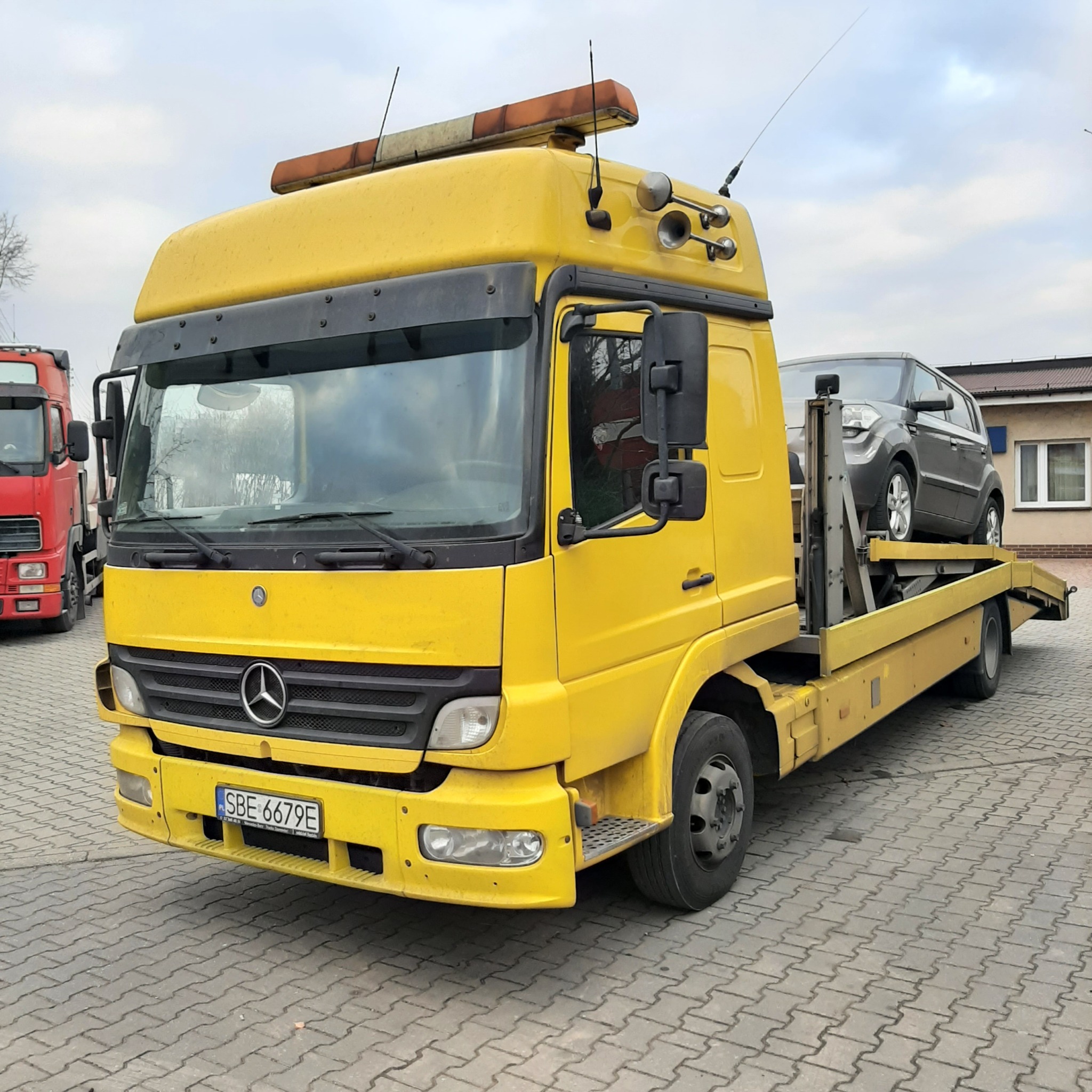 LAWETA NA DWA AUTA . Ładownosć do 6 ton.