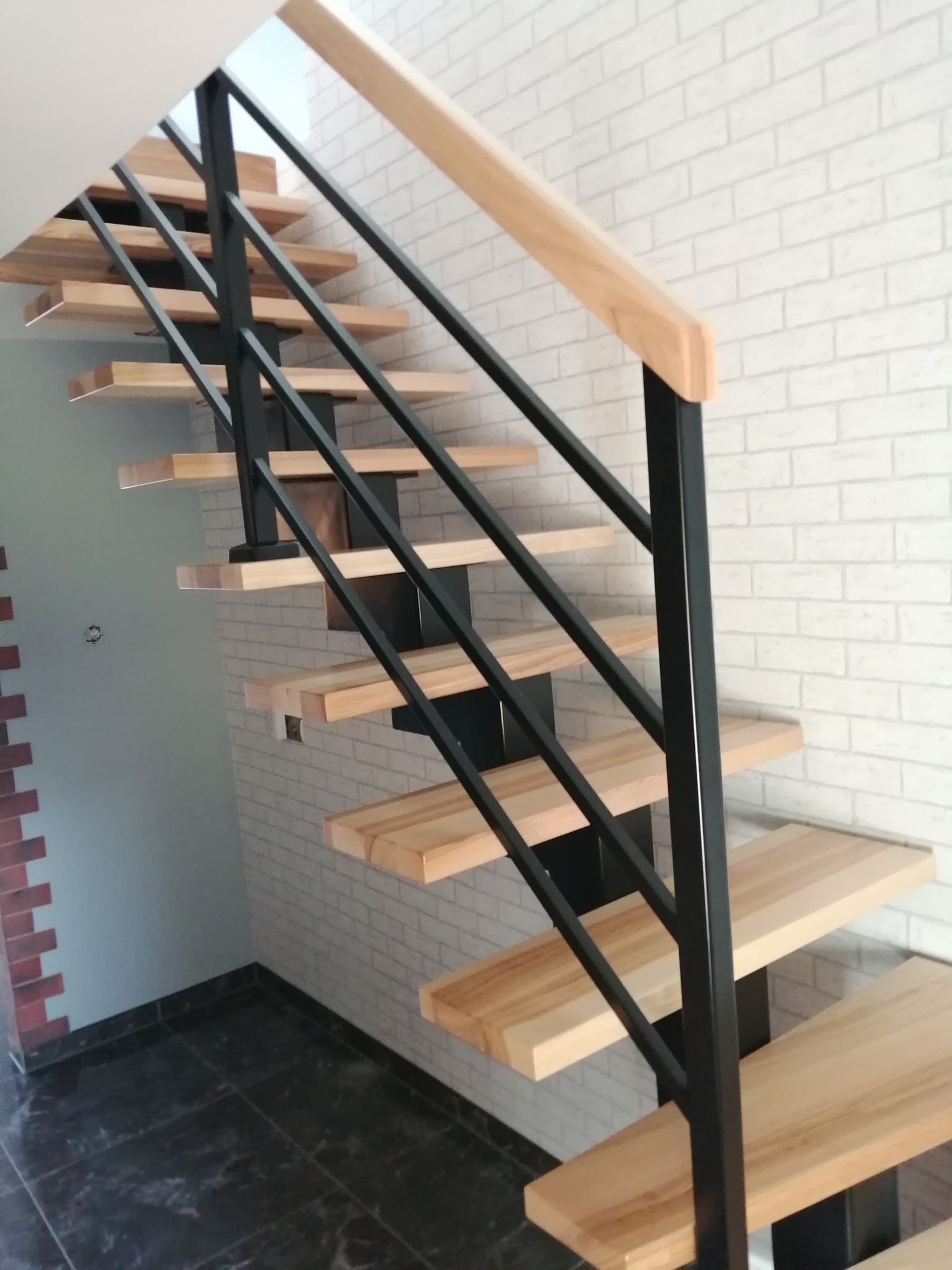 Schody na konstrukcji metalowej.