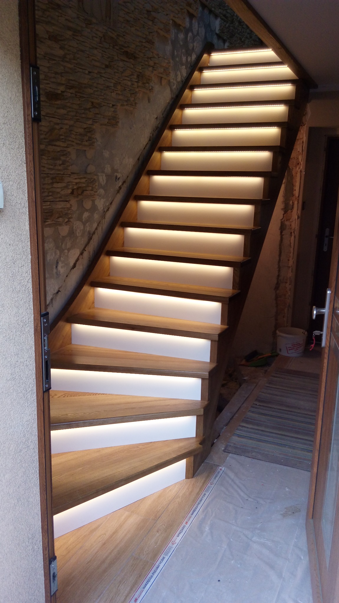 Schody samonośne z oświetleniem LED.