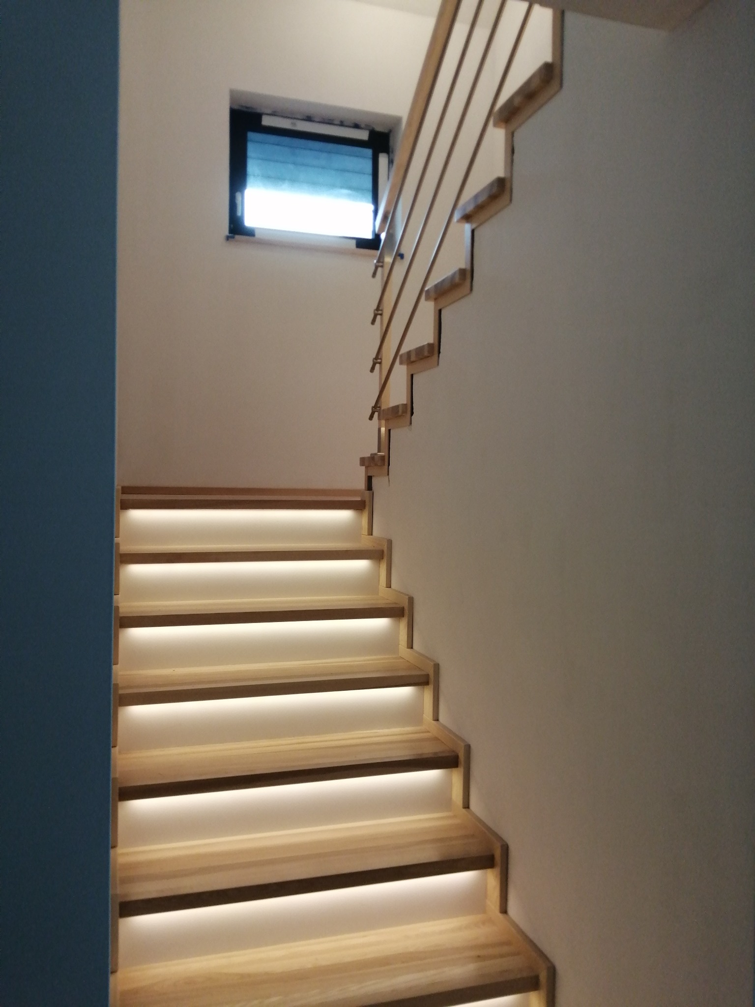 Schody jesionowe na beton z oświetleniem LED.