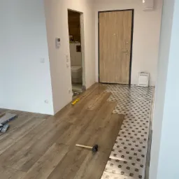 Montaż paneli podłogowych