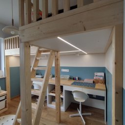 SOCZI MEBLE - Pokój dziecięcy z antresolą i biurkiem, drewniane elementy, białe ściany z błękitnym akcentem. Dostęp po drabince, oświetlenie LED, zabawki i akcesoria.