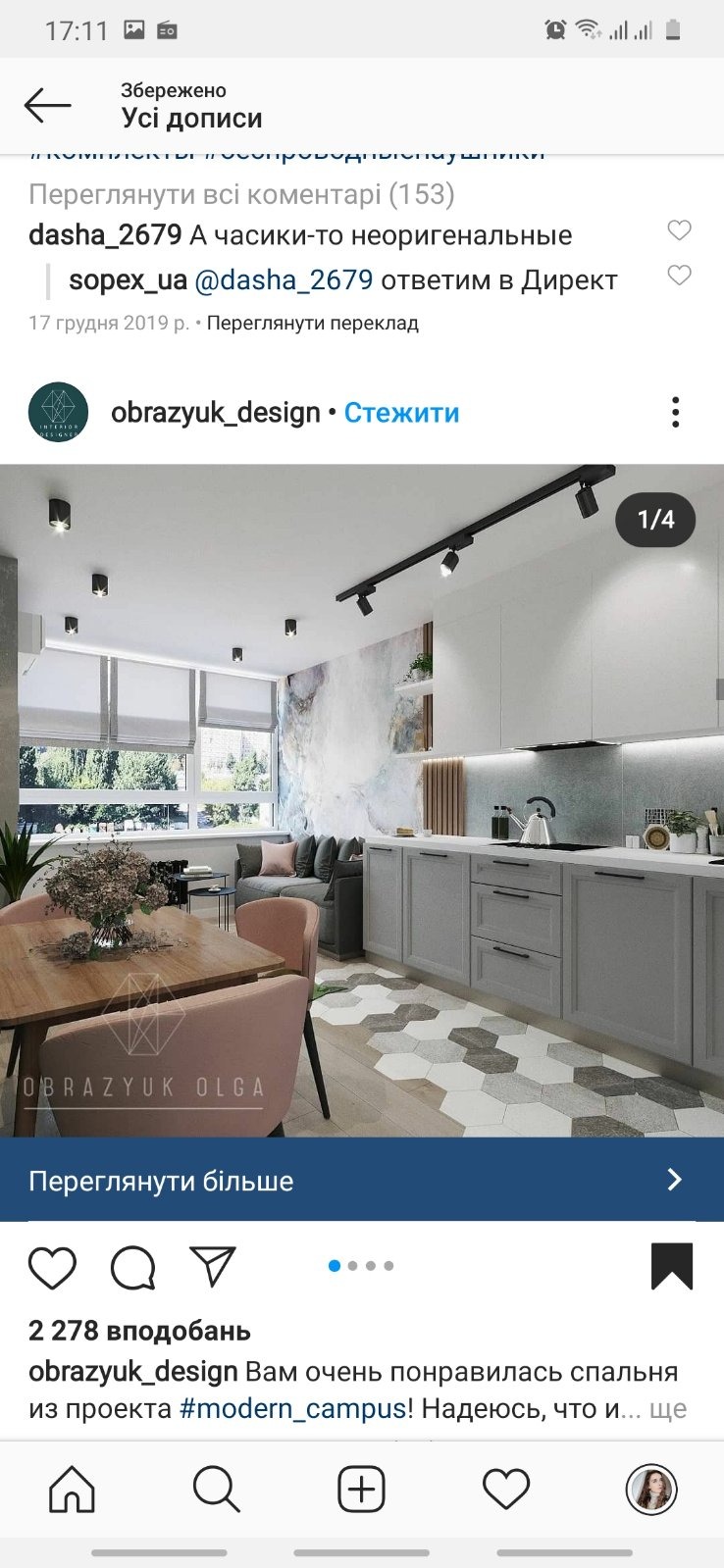 Jasna kuchnia w stylu skandynawskim z szarymi szafkami, drewnianym blatem, okrągłym stołem i różowymi krzesłami. Na podłodze heksagonalne płytki w odcieniach szarości i bieli. W tle widoczny salon.