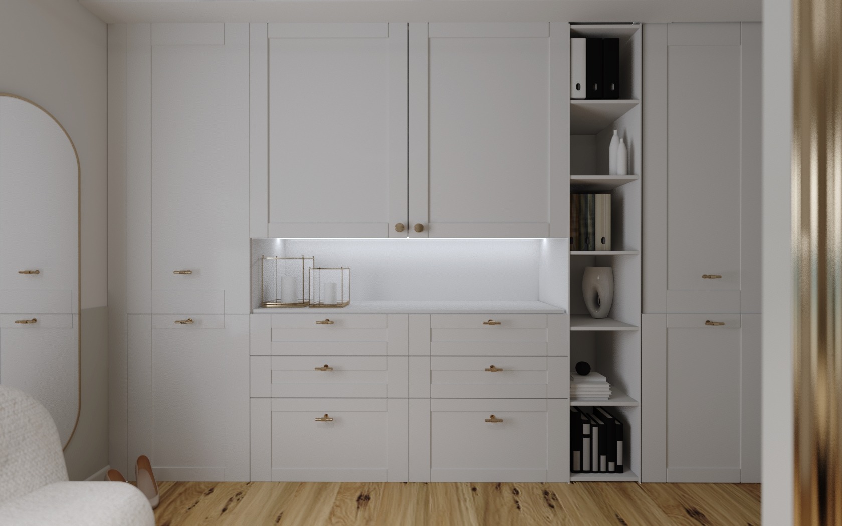 Biała zabudowa meblowa z szafkami, szufladami i otwartymi półkami, z drewnianą podłogą i złotymi akcentami, oświetlona listwą LED pod górnymi szafkami.
