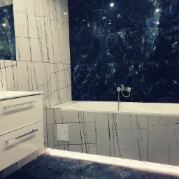 Nowoczesna łazienka z białą szafką umywalkową, wanną obudowaną płytkami imitującymi marmur z czarnymi żyłami oraz ścianą z ciemnoniebieskich marmurowych płytek.