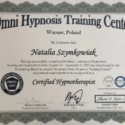 Certyfikat ukończenia kursu hipnoterapii w Omni Hypnosis Training Center, wydany w Warszawie, Polska, dla Natalii Szymkowiak, z podpisami Michała Cieślakowskiego, Hansruedi J. Wipfa i wspomnieniem...