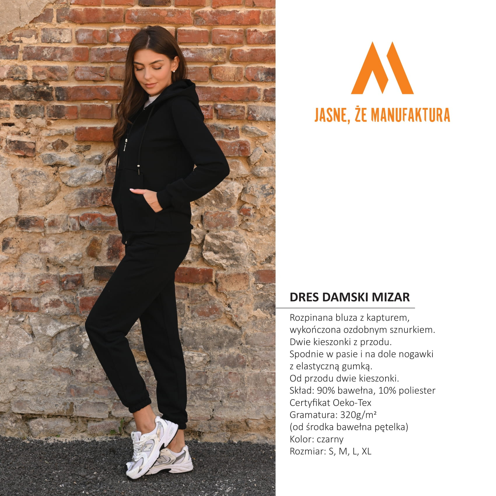 Prezentacja czarnego, damskiego dresu Mizar na modelce, zamek błyskawiczny, kaptur, kieszenie. Tło stanowi mur z cegły, dodający surowości.