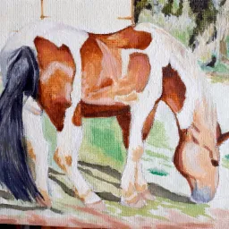 Obraz olejny przedstawiający brązowo-białego konia pochylonego nad ziemią, z ciemnym ogonem, na tle zielonej trawy i częściowo widocznego ogrodzenia.